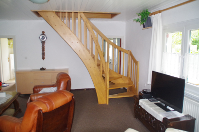 Wohnzimmer mit weißer Decke